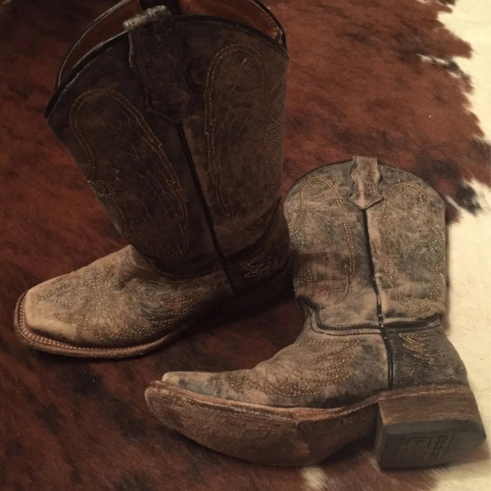 CORRAL Teen Distressed Boots